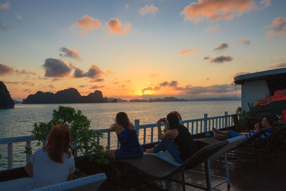 halong-swan-cruise-3-days-2-nights-2