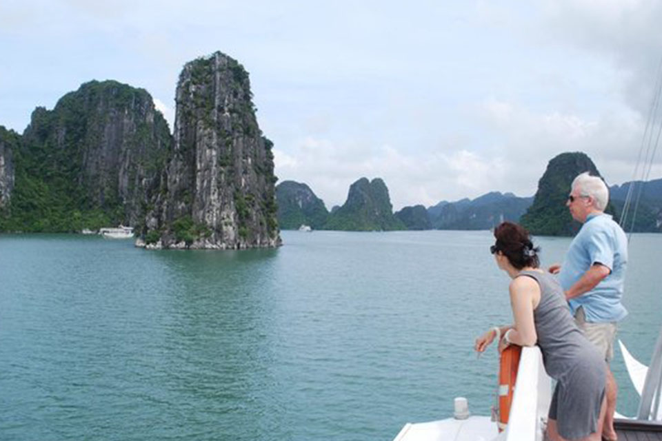 sight-seeing-halong-swan-cruise-3-days-2-nights-1