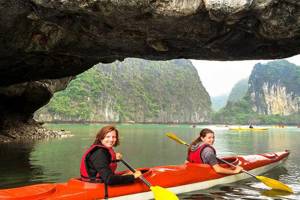 kayaking-halong-bay-halong-full-day-group-5