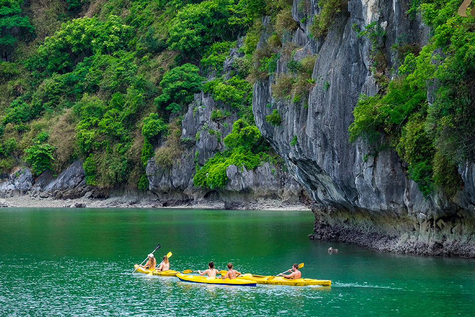 960-kayaking-in-the-bay