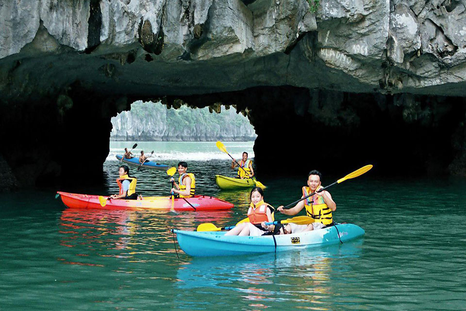 kayaking-private-boat-trip-from-halong-3