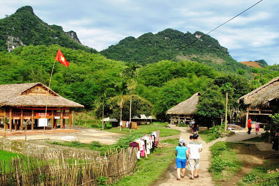 mai-chau-2-days-classic-group-tour-2