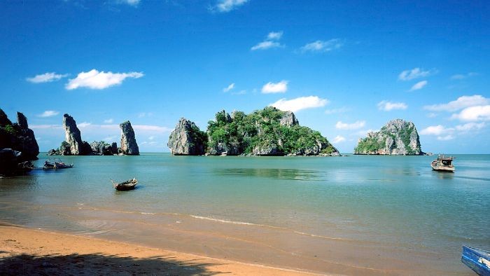 Halong Bay or Nha Trang Bay? What is the better choice?