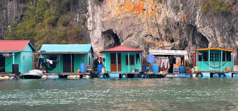 fr-Explore Cua Van - the most famous fishing village in Halong Bay