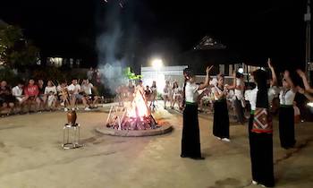 Experiencing the campfire in Lac village, Mai Chau