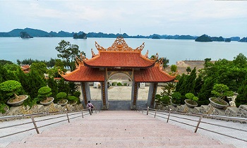 fr-Top sacred pagodas near Halong