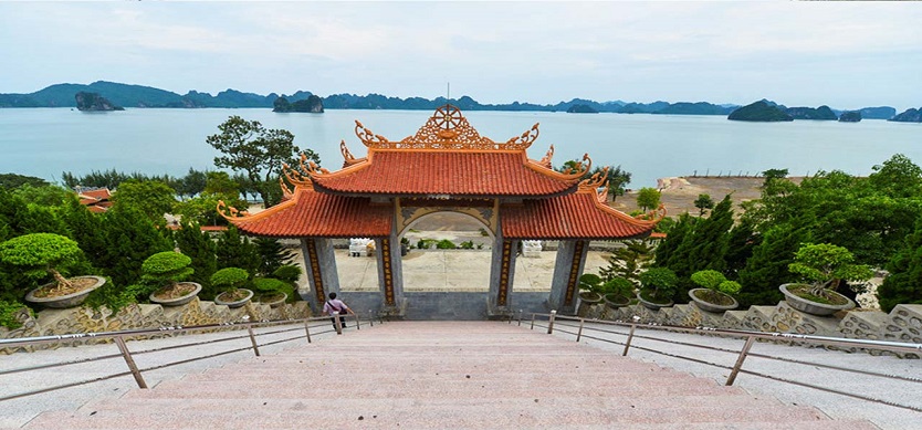 vi-Top sacred pagodas near Halong