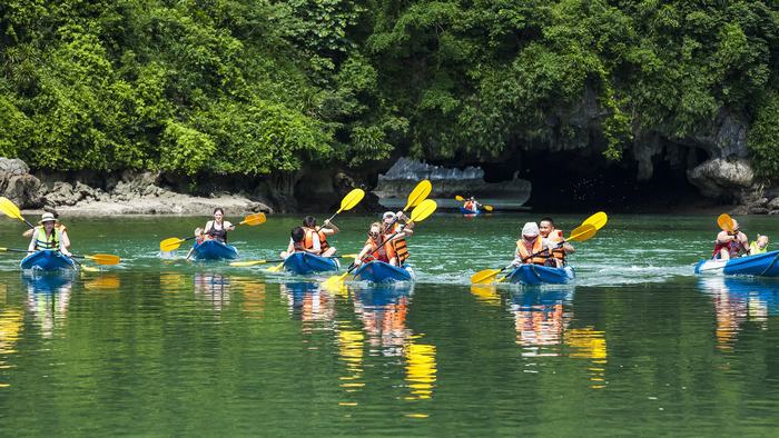 Kayaking in Halong 