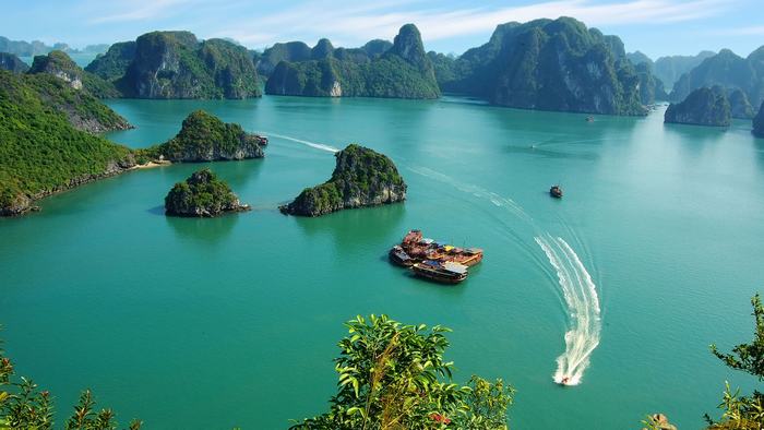 The stunning Halong Bay