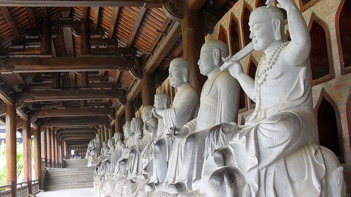 The Buddha statues in the corridor of the pagoda