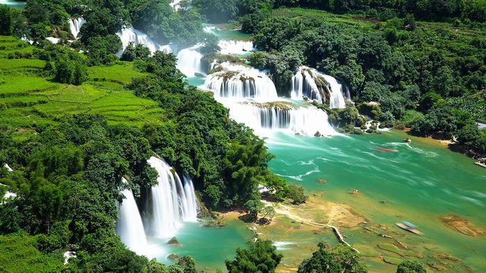 The magnificent beauty of Ban Gioc Waterfall