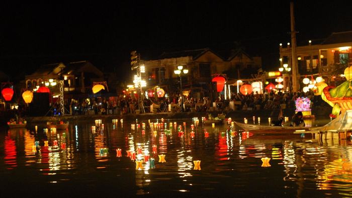 Hoai River at night