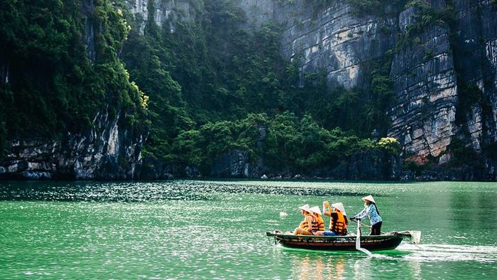 Explore Bai Tu Long Bay by boat