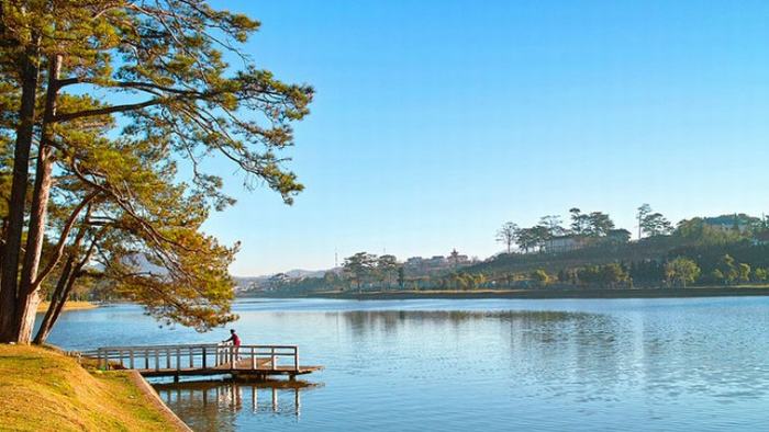 The peaceful beauty of Xuan Huong Lake