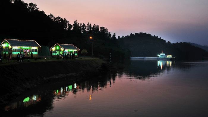 The romantic night scene in Nui Coc lake