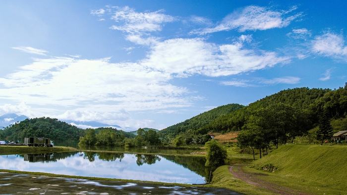 View of Nui Coc Lake