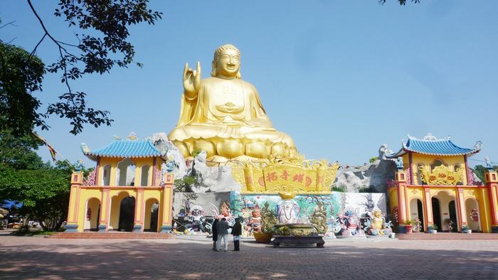 Shakyamuni Buddha statue in Golden Waterfall Pagoda