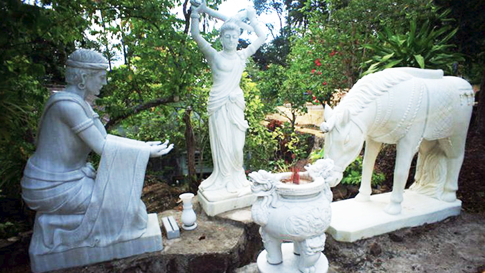 Various statues inside Sung Hung pagoda
