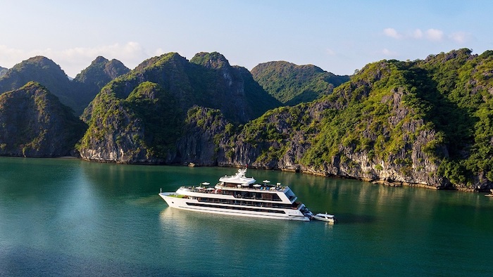 Staying on Halong cruises