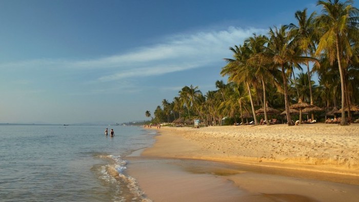 Swimming in Phu Quoc on rainy days is very dangerous