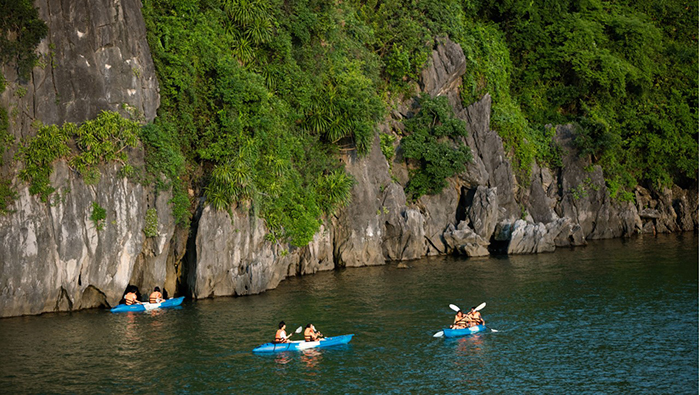 Tourists will enjoy an interesting kayak experience in the sea space of Halong