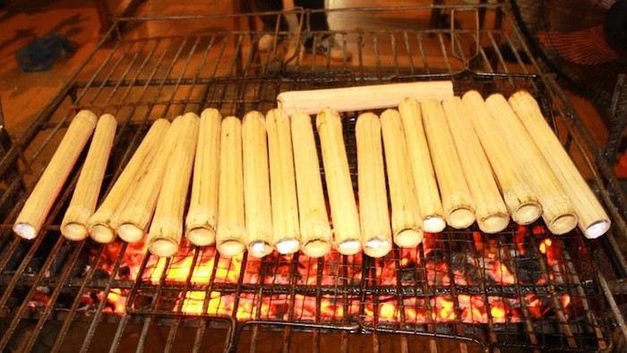 Grill the bamboo-tube rice