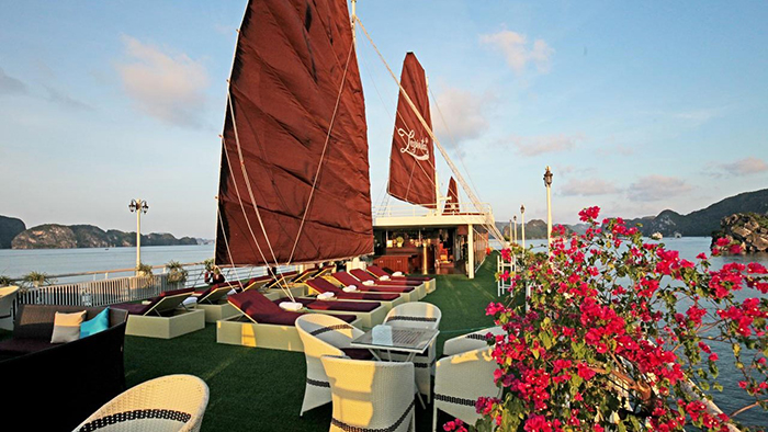 Tourists will be relaxed in the most luxury cruises in Halong