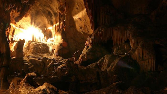 Mo Luong cave