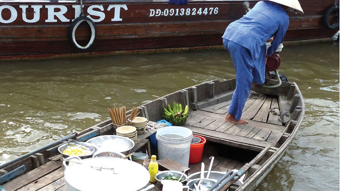 Tourists can try “hu tieu” or rice noodle right on the river