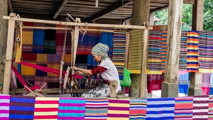 Waving brocades to make clothes