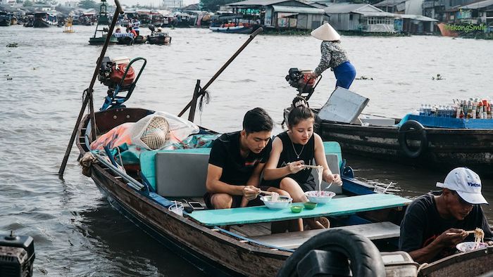 Experiencing the breakfast at Cai Rang floating market