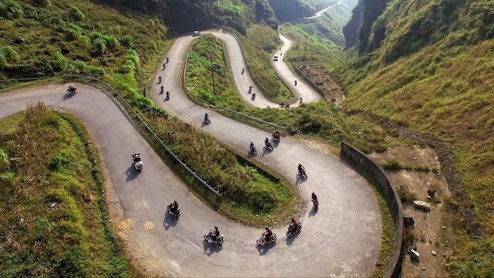 The dangerous pass to Mai Chau