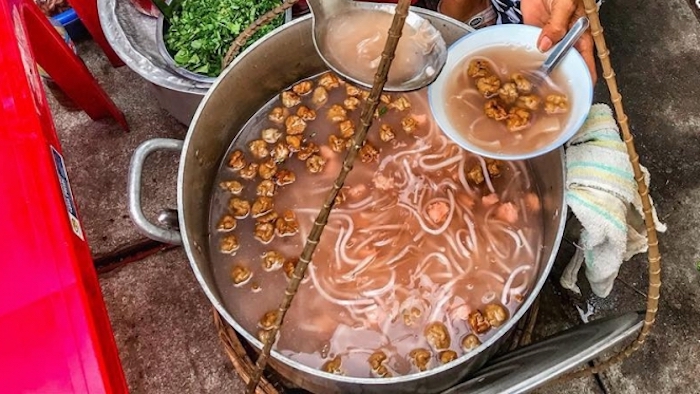 Cake soup with stewed pigskin