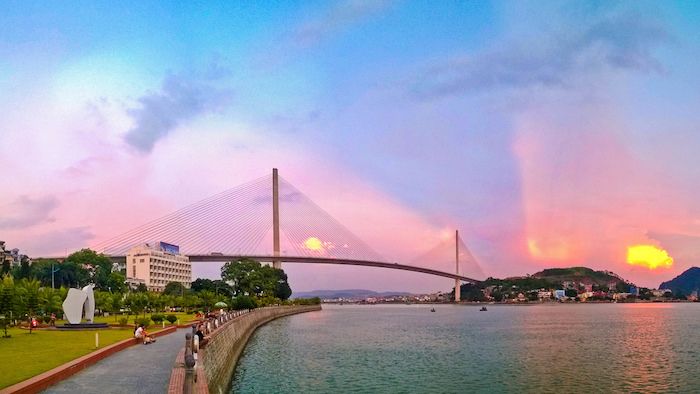 The attraction of Bai Chay bridge