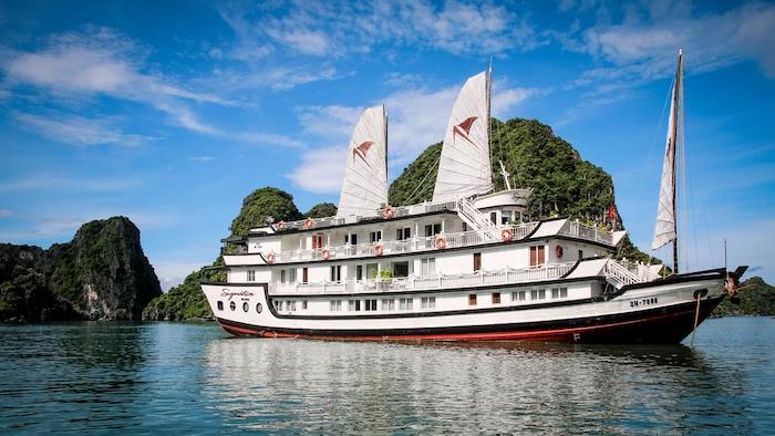 Having a cruise tour on Halong Bay