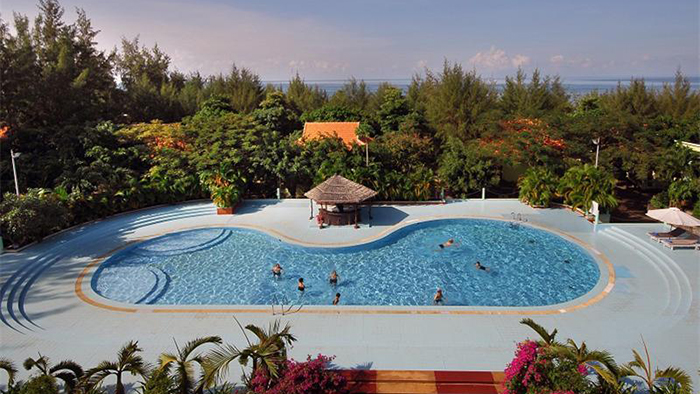 The swimming pool at Thien Hai Son