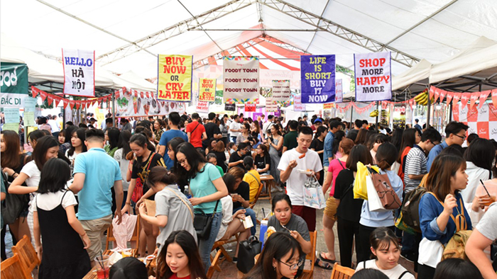 A bustling scene in Hello Weekend Market (news.zing.vn)