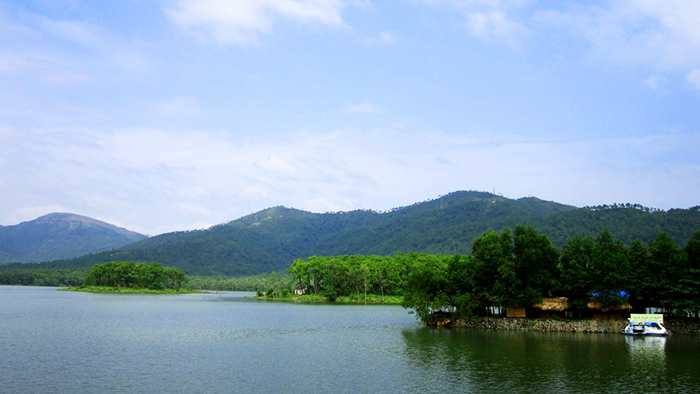 The vast Yen Trung lake