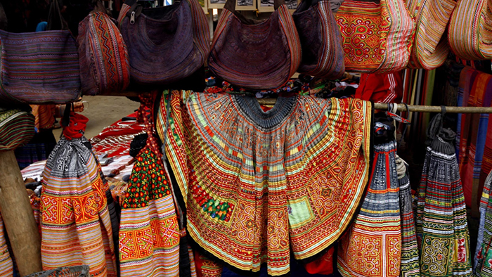 Many bags and skirts full of colors in Bac Ha market (duongphuongdai.blogspot.com)