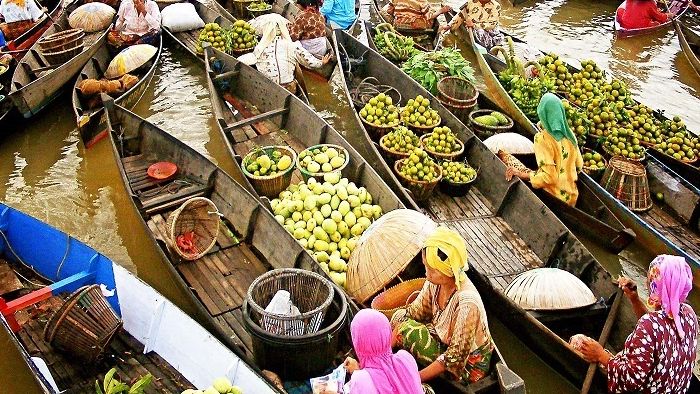 Fruit boat in Cai Rang floating market