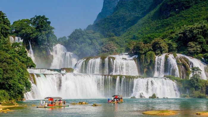 Boating to see Ban Gioc waterfall