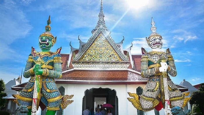 Explore the unique architecture of Wat Arun temple, Thailand