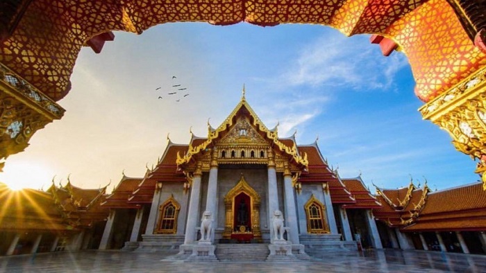 Explore the world's largest solid Gold Buddha image in Wat Traimit