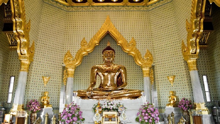 Explore the world's largest solid Gold Buddha image in Wat Traimit