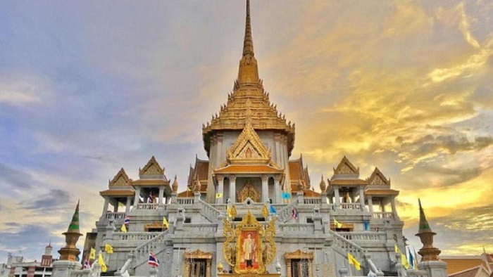 Explore the world's largest solid Gold Buddha image in Wat Traimit