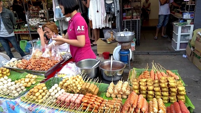 Useful travel tips for travelers in Chatuchak weekend market in Bangkok