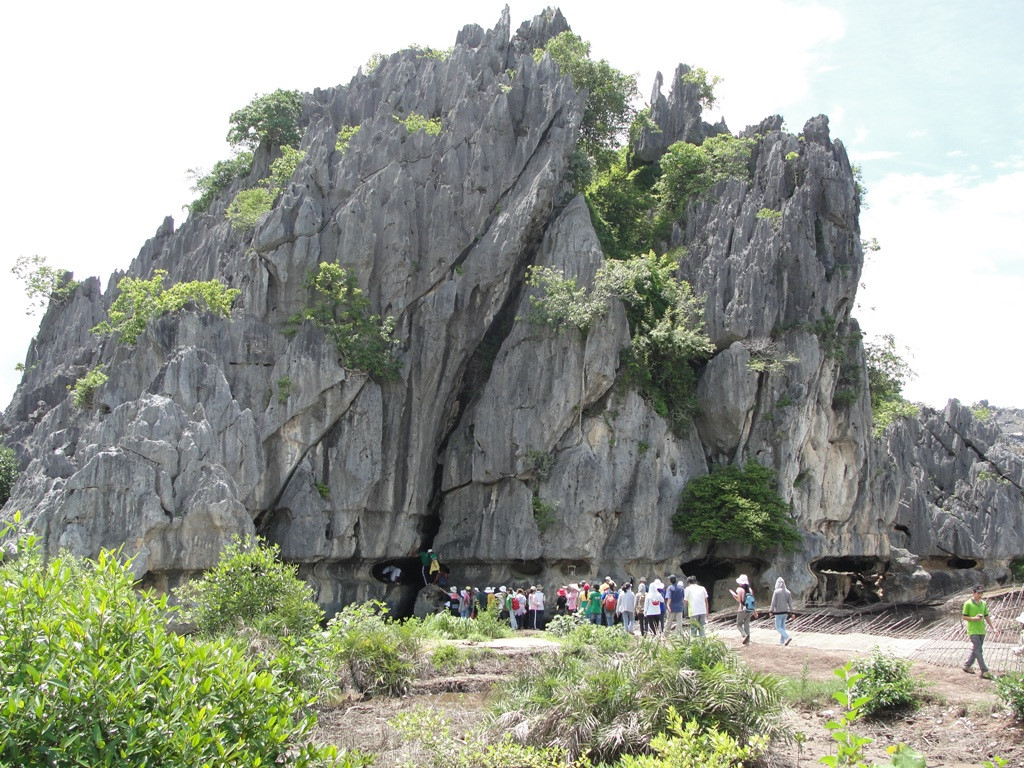 Explore mysterious caves in Da Dung mountain