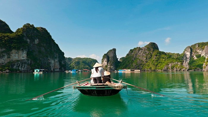 how to reach to halong bay