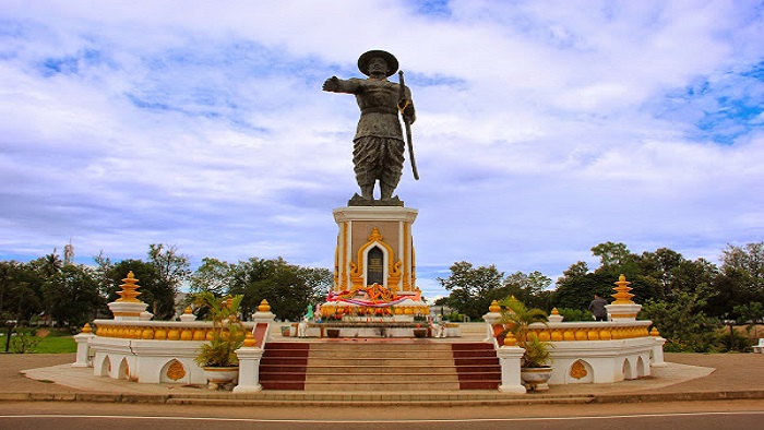 Wander around the Chao Anouvong park in a Vientiane afternoon