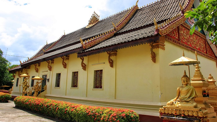 Wat Sisaket - a Laos temple with almost 7,000 ancient Buddha statues
